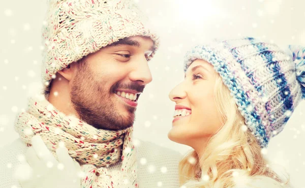Улыбающаяся пара в зимней одежде обнимающая — стоковое фото
