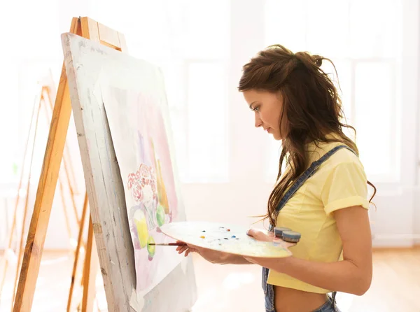 Κορίτσι φοιτητής με καβαλέτο ζωγραφικής στη Σχολή Καλών Τεχνών — Φωτογραφία Αρχείου