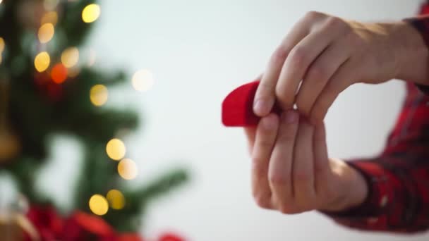 Manos con anillo de diamantes en caja de regalo de Navidad — Vídeos de Stock