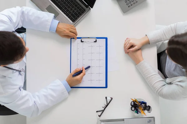 Médico con cardiograma y paciente en el hospital — Foto de Stock