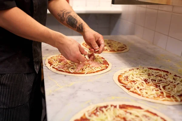 Pizzacı Pizza'da petrol ekleme eller yemek — Stok fotoğraf