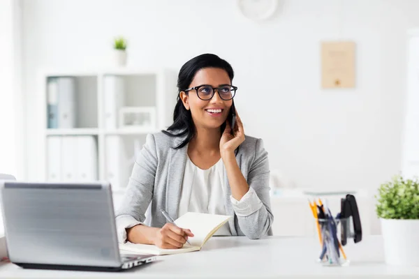 Geschäftsfrau telefoniert im Büro mit Smartphone — Stockfoto