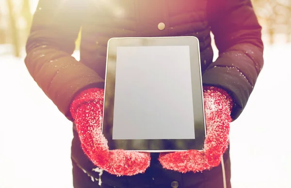 Nahaufnahme einer Frau mit Tablet-PC im Winter — Stockfoto