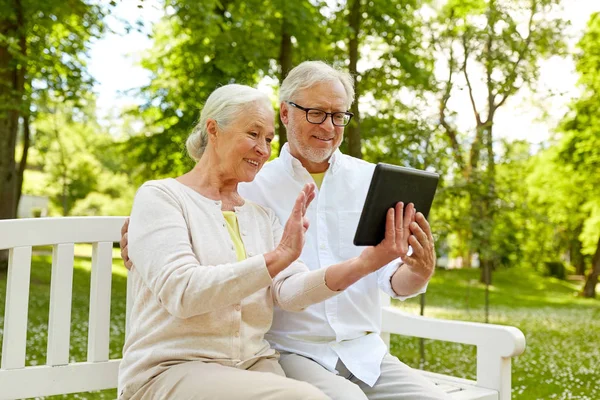 Szczęśliwa para starszy z komputera typu tablet w lato park — Zdjęcie stockowe