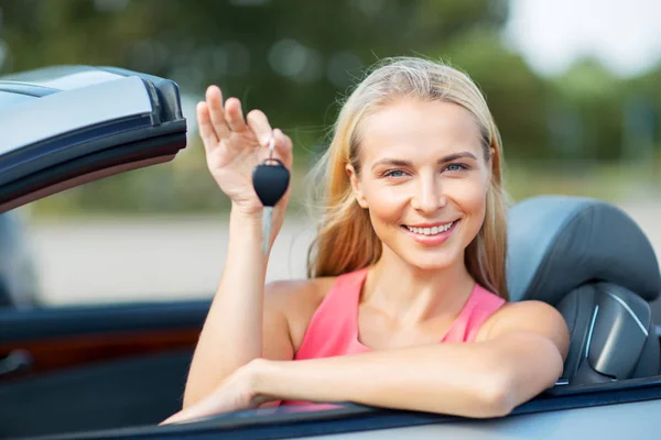 Ευτυχισμένος νεαρή γυναίκα με το κλειδί του Αυτοκινήτου Τύπου Κάμπριο — Φωτογραφία Αρχείου