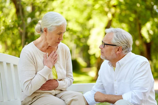 Senior vrouw gevoel ziek in zomer park — Stockfoto