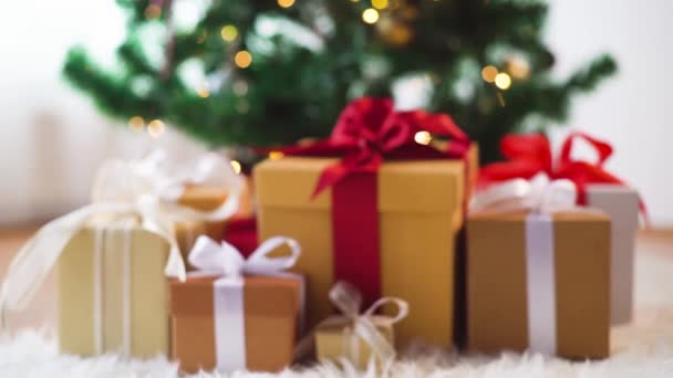Geschenkboxen am Weihnachtsbaum — Stockvideo