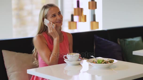 Mujer con teléfono inteligente de llamada de café en el restaurante — Vídeos de Stock