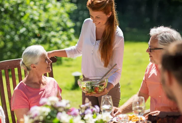 Famille heureuse dîner ou fête de jardin d'été — Photo