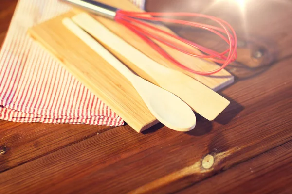 Primo piano di utensili da cucina su tavola di legno — Foto Stock