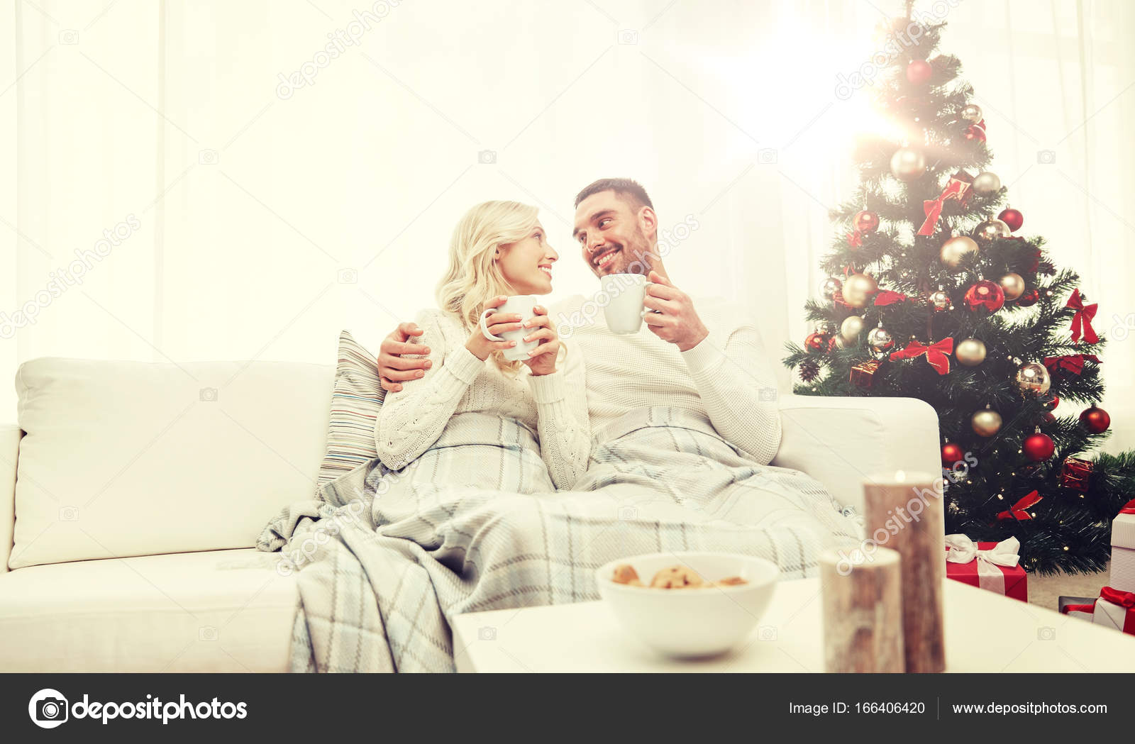 自宅のクリスマス ツリーで幸せなカップル ストック写真 C Syda Productions 自宅のクリスマス ツリーで幸せなカップル ストック写真 C Syda Productions