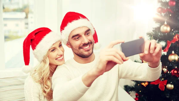 Casal tomando selfie com smartphone no Natal — Fotografia de Stock