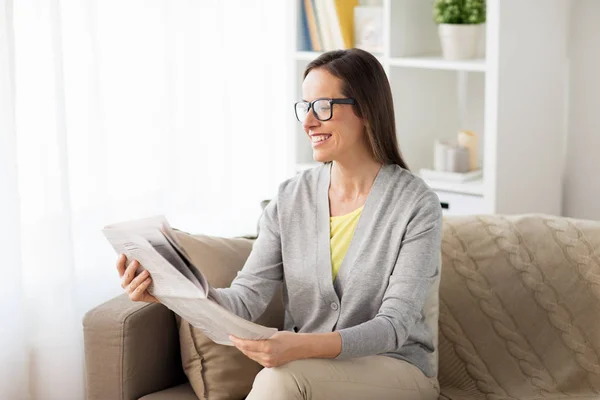 Mutlu kadın evde gazete okuma — Stok fotoğraf