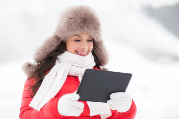 Kvinna i vinter päls hatt med TabletPC utomhus — Stockfoto