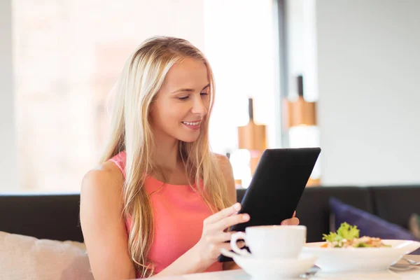 Glad ung kvinna med TabletPC på restaurang — Stockfoto