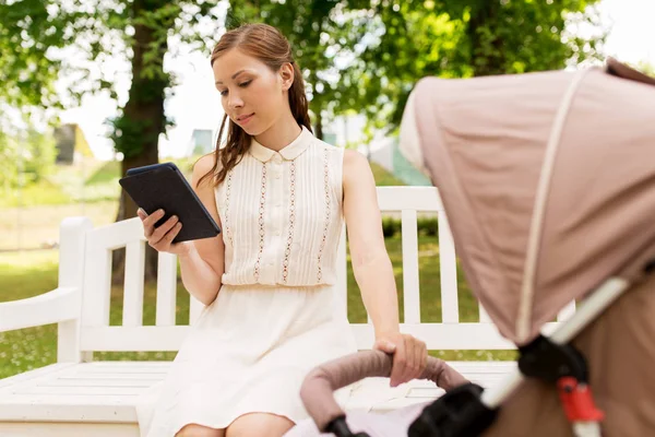 Tablet pc ve bebek arabası park ile mutlu anne — Stok fotoğraf