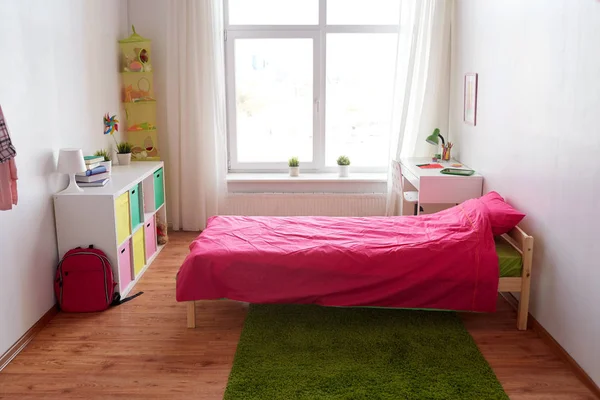 Chambre d'enfants intérieur avec lit, table et accessoires — Photo