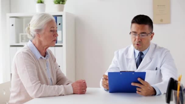 Femme âgée et médecin réunis à l'hôpital — Video