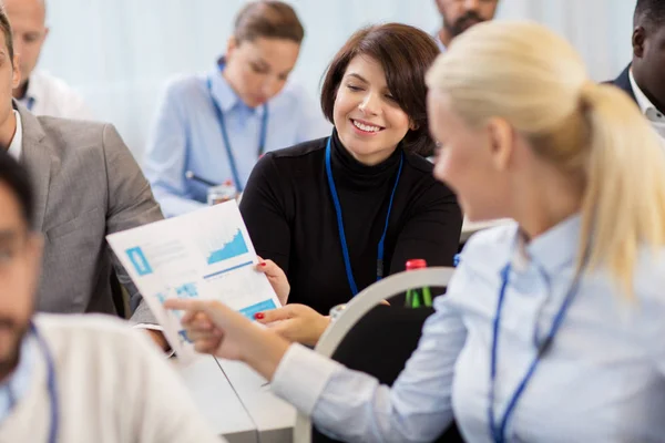 Mensen uit het bedrijfsleven tijdens internationale conferentie — Stockfoto