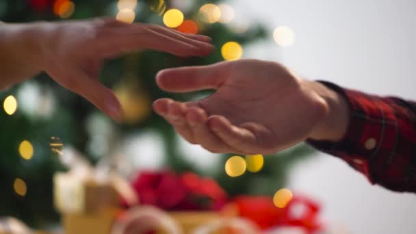 Руки пары с бриллиантовым кольцом на Рождество — стоковое видео