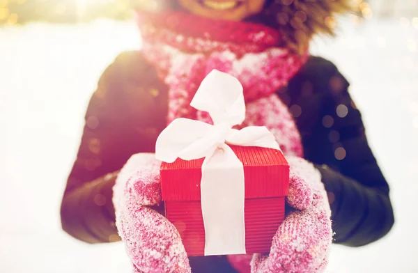 Close up of woman with christmas gift outdoors — Stock Photo, Image