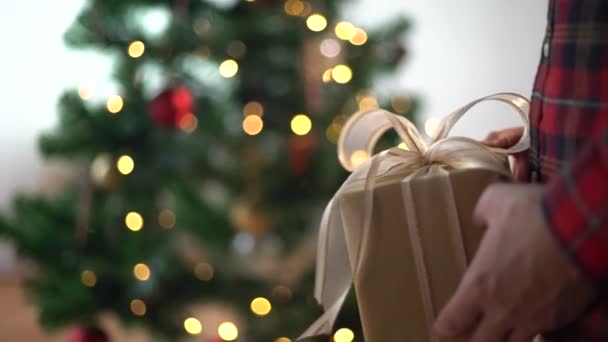 Mãos dando e recebendo caixa de presente de Natal — Vídeo de Stock
