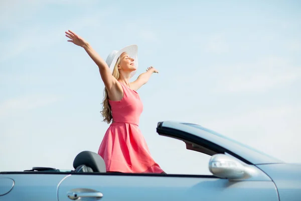 Happy young woman in convertible car — Stock Photo, Image