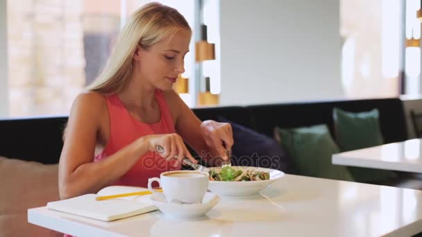 Woman or reviewer eating lunch at restaurant — Stock Video