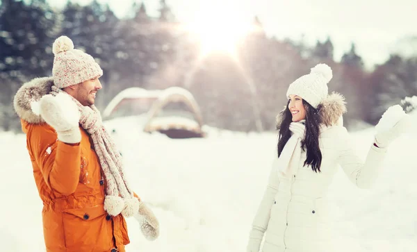 Gelukkige paar sneeuwballen spelen in de winter — Stockfoto