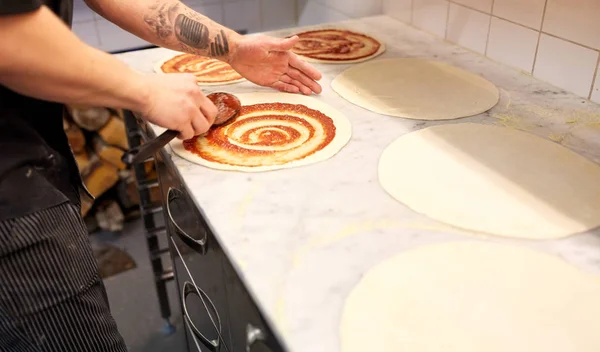 쿡 피자 집에서 피자에 토마토 소스를 적용 — 스톡 사진