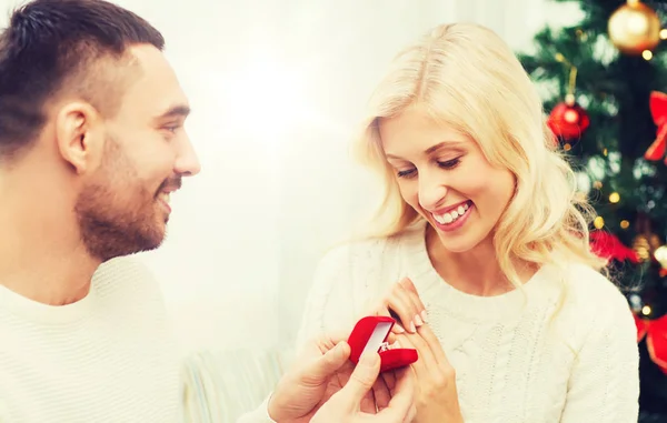 Мужчина дарит женщине обручальное кольцо на Рождество — стоковое фото
