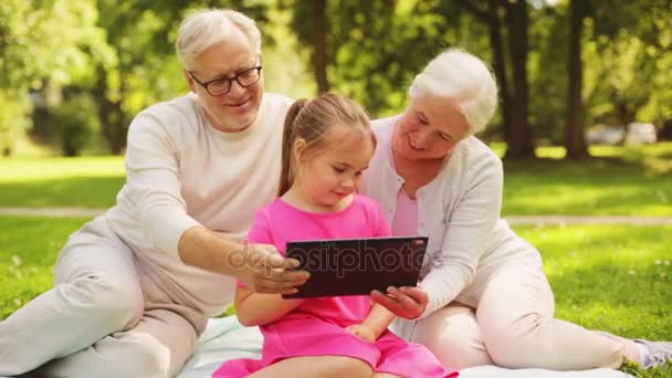 Бабушки и дедушки и внучки с планшетным ПК — стоковое видео