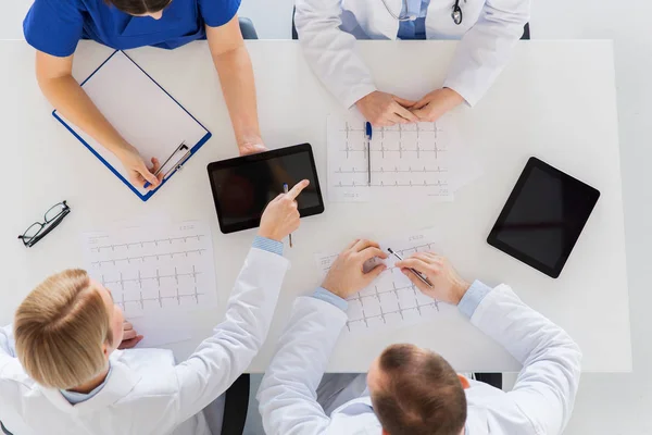 Lékaři s kardiogram a tablet pc v nemocnici — Stock fotografie