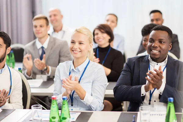 Persone che applaudono alla conferenza d'affari — Foto Stock