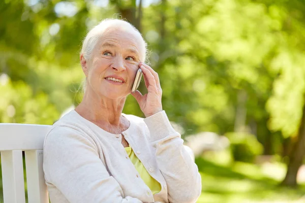 Glückliche Seniorin telefoniert im Sommer mit dem Smartphone — Stockfoto