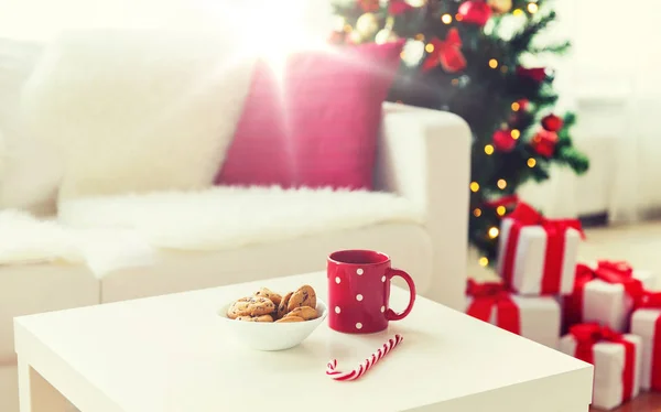 Primer plano de galletas de Navidad, caña de azúcar y taza — Foto de Stock