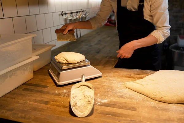 パン屋のパン屋でスケールにパン生地を計量 — ストック写真