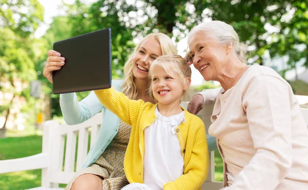 带平板电脑的母亲、女儿和祖母 — 图库照片