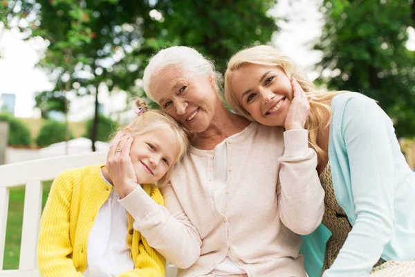 Donna con figlia e madre anziana al parco — Foto Stock