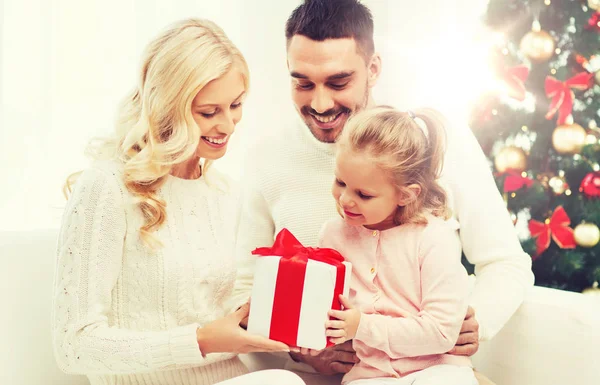 Familia feliz en casa con caja de regalo de Navidad —  Fotos de Stock