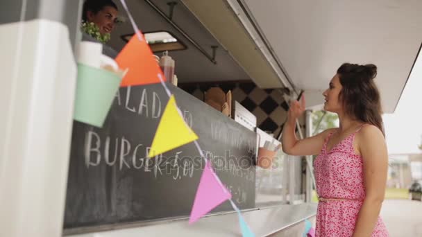 Feliz joven mujer pidiendo wok en camión de comida — Vídeos de Stock