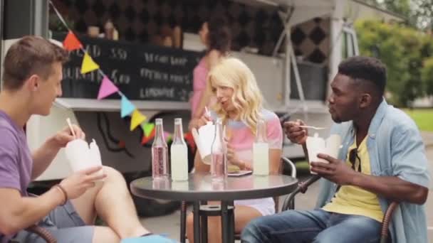 Happy multiraciale vrienden eten wok op food truck — Stockvideo