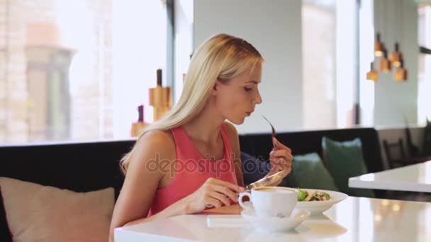Жінка або рецензент їсть обід в ресторані — стокове відео