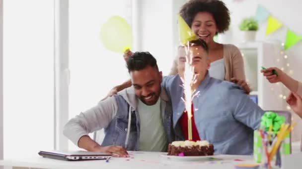 Счастливая корпоративная команда празднует на офисной вечеринке — стоковое видео