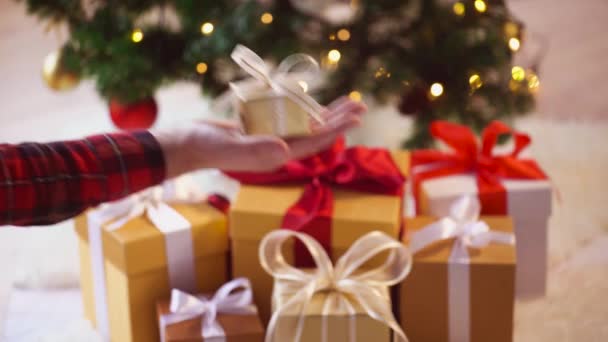 Mãos dando e recebendo caixa de presente de Natal — Vídeo de Stock