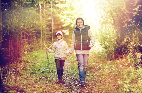 Two happy kids walking along forest path — Stock Photo, Image