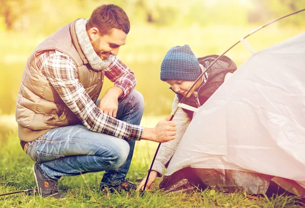 Ayah dan anak yang bahagia mendirikan tenda di luar rumah — Stok Foto