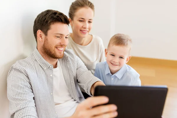 Glückliche Familie mit Tablet-PC zieht um — Stockfoto