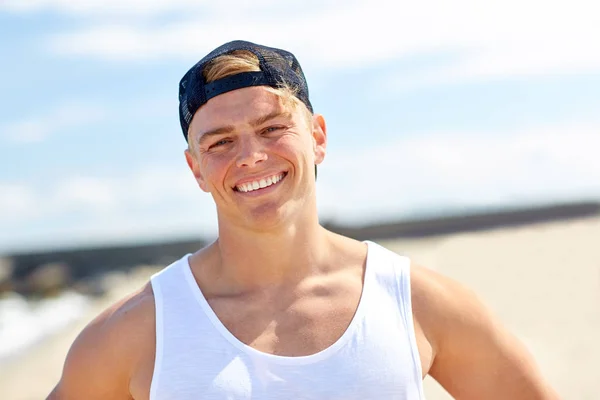 Jeune homme souriant sur la plage d'été — Photo