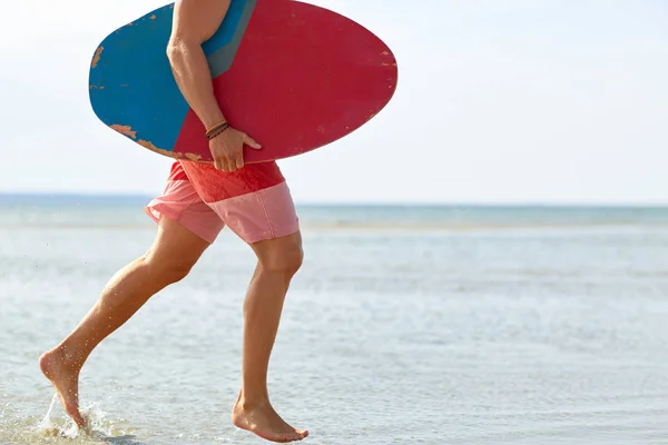 Jovem com skimboard na praia de verão — Fotografia de Stock
